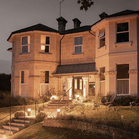 باث Leighton House - Boutique Guesthouse المظهر الخارجي الصورة The main house at night