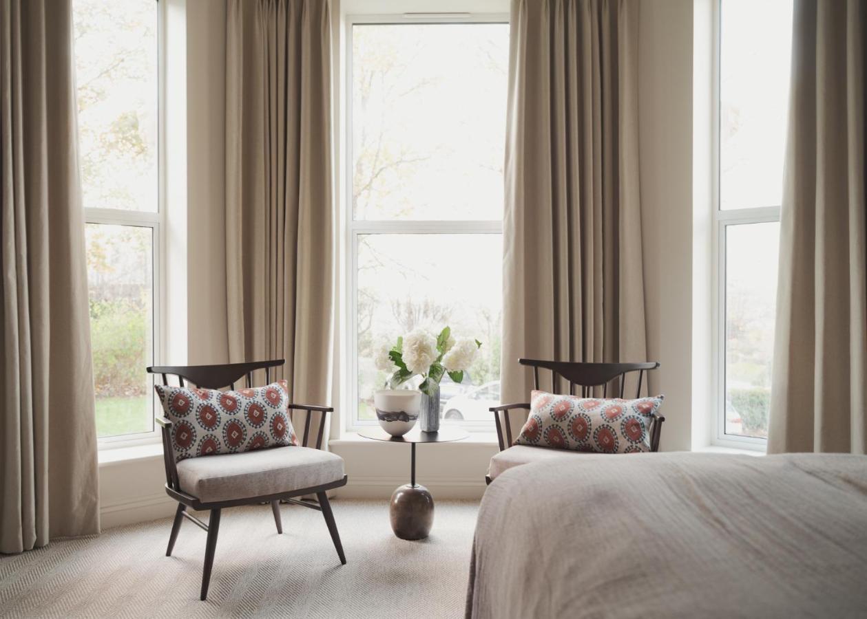 باث Leighton House - Boutique Guesthouse المظهر الخارجي الصورة Curtains in a bedroom