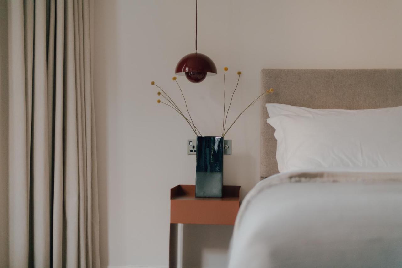 باث Leighton House - Boutique Guesthouse المظهر الخارجي الصورة A bedside table