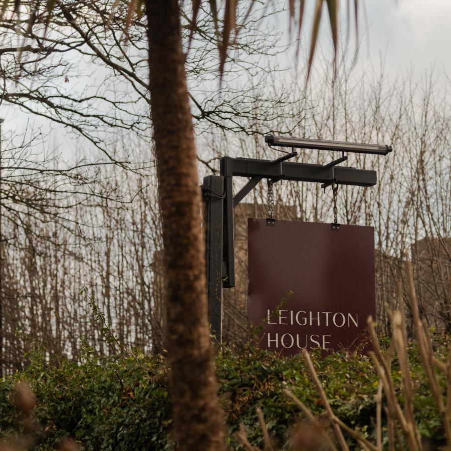 باث Leighton House - Boutique Guesthouse المظهر الخارجي الصورة Leighton House sign