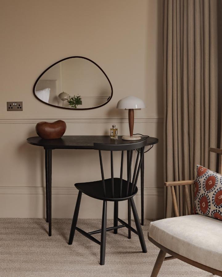 باث Leighton House - Boutique Guesthouse المظهر الخارجي الصورة A contemporary dressing table