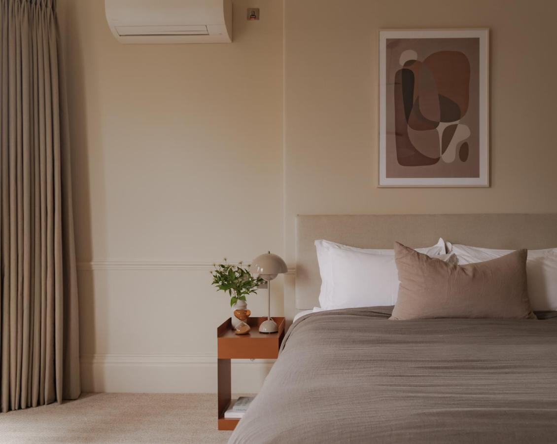 باث Leighton House - Boutique Guesthouse المظهر الخارجي الصورة A bedroom with a wall mounted air conditioner