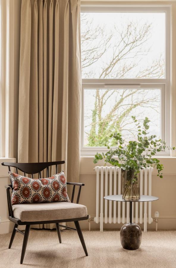 باث Leighton House - Boutique Guesthouse المظهر الخارجي الصورة A window with a windowsill