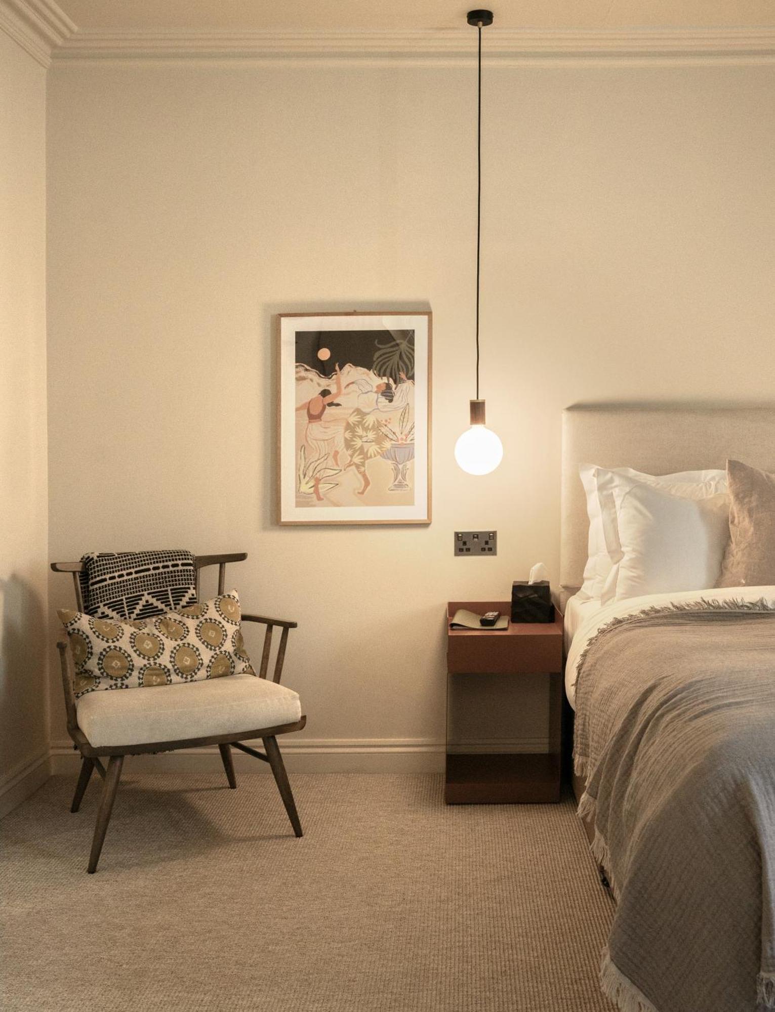 باث Leighton House - Boutique Guesthouse المظهر الخارجي الصورة A bedroom with a light bulb