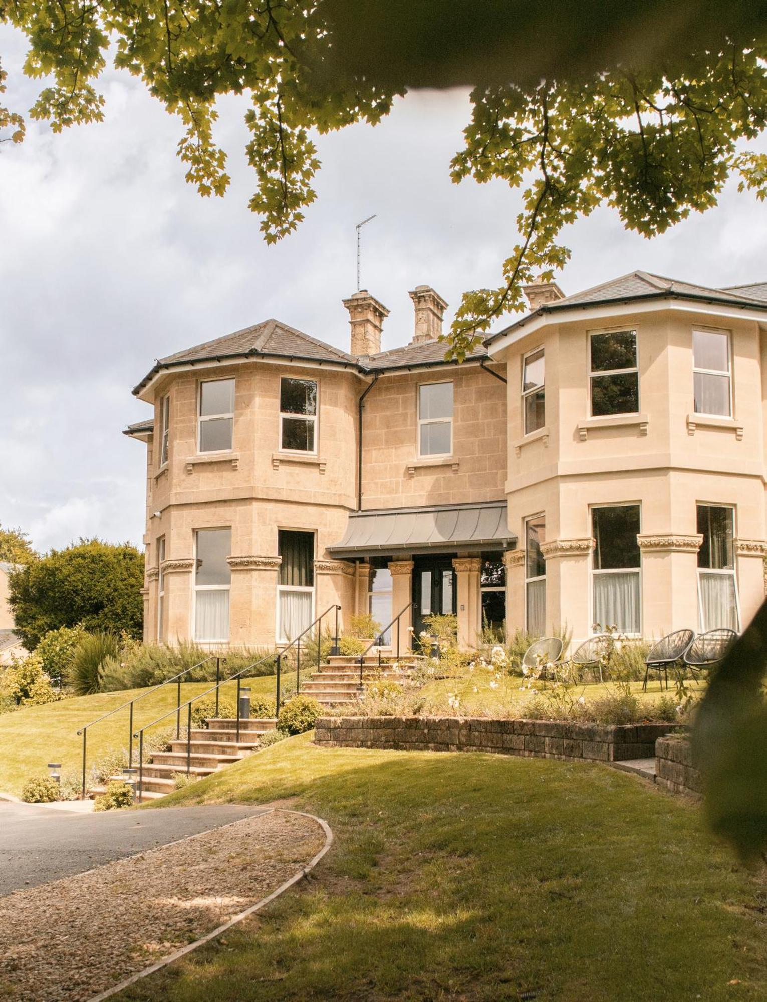 باث Leighton House - Boutique Guesthouse المظهر الخارجي الصورة The former vicarage of St. Andrew's Church, now the home of the school's headmaster