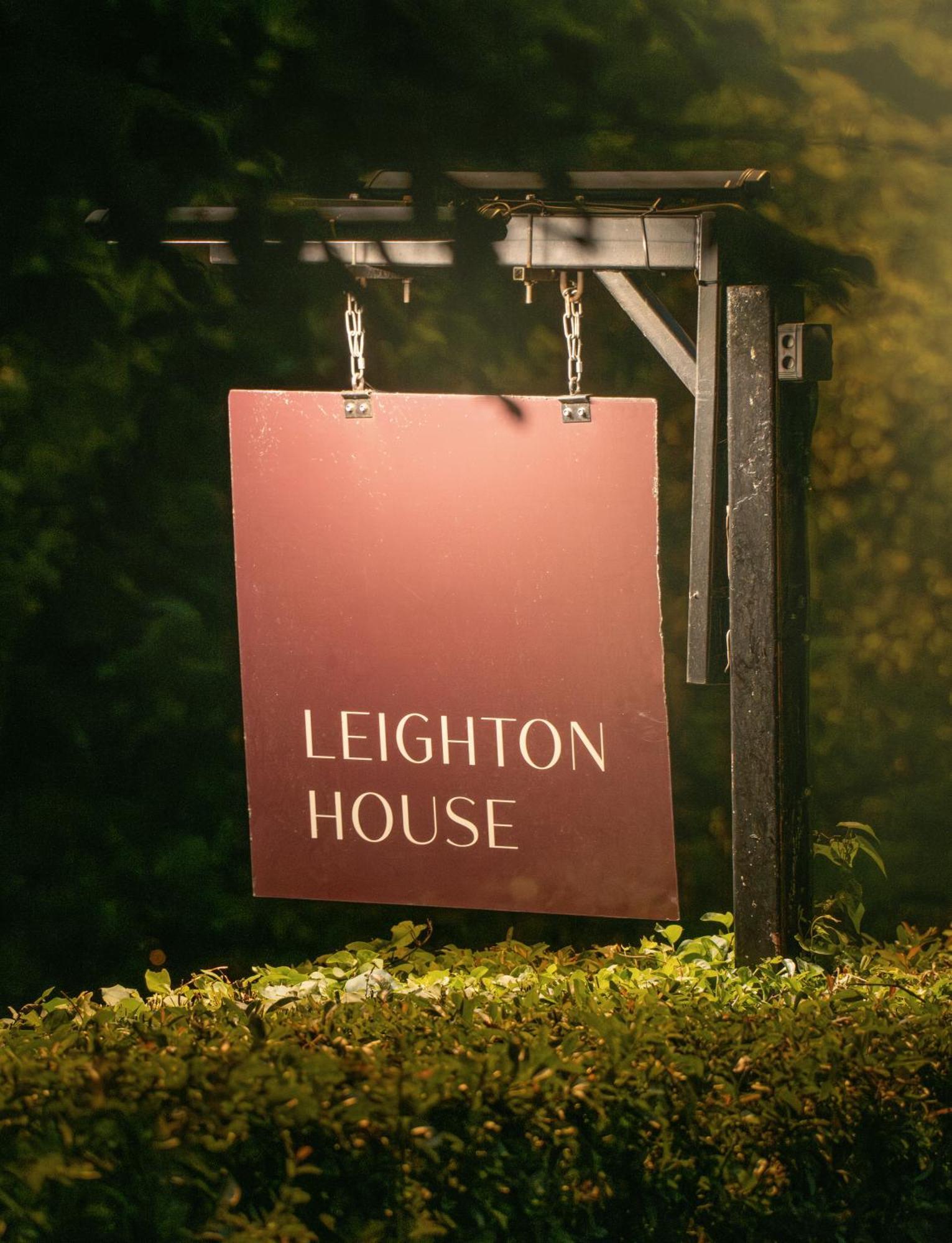 باث Leighton House - Boutique Guesthouse المظهر الخارجي الصورة Leighton House sign