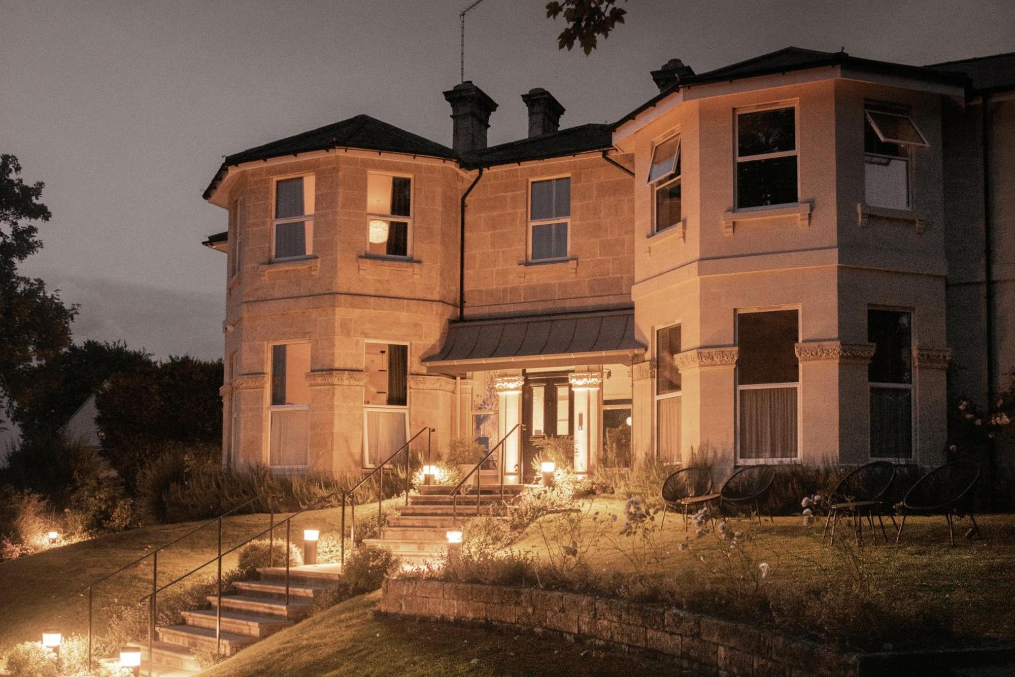 باث Leighton House - Boutique Guesthouse المظهر الخارجي الصورة The main house at night