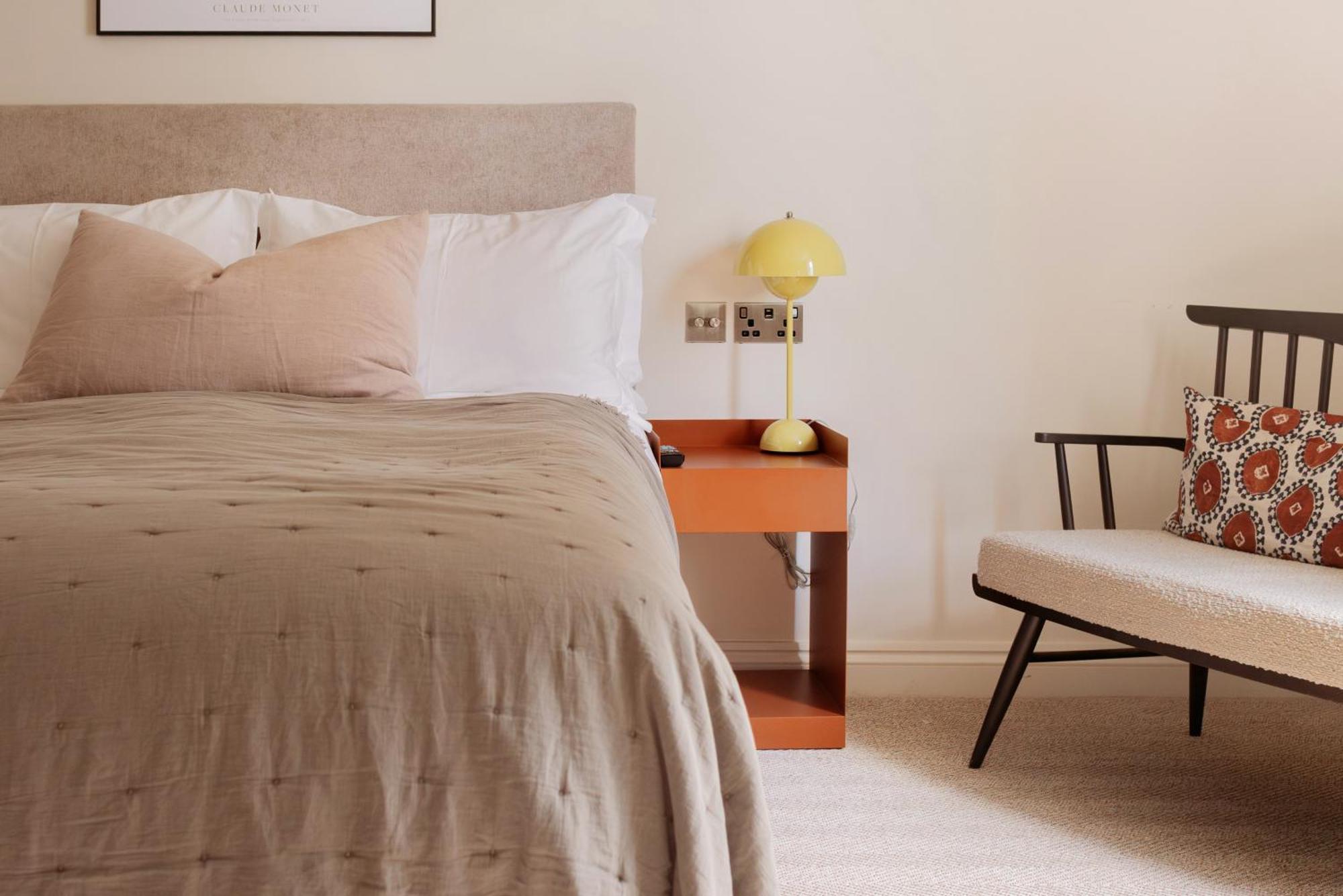 باث Leighton House - Boutique Guesthouse المظهر الخارجي الصورة A bedroom with a bed, a chair and a bedside table