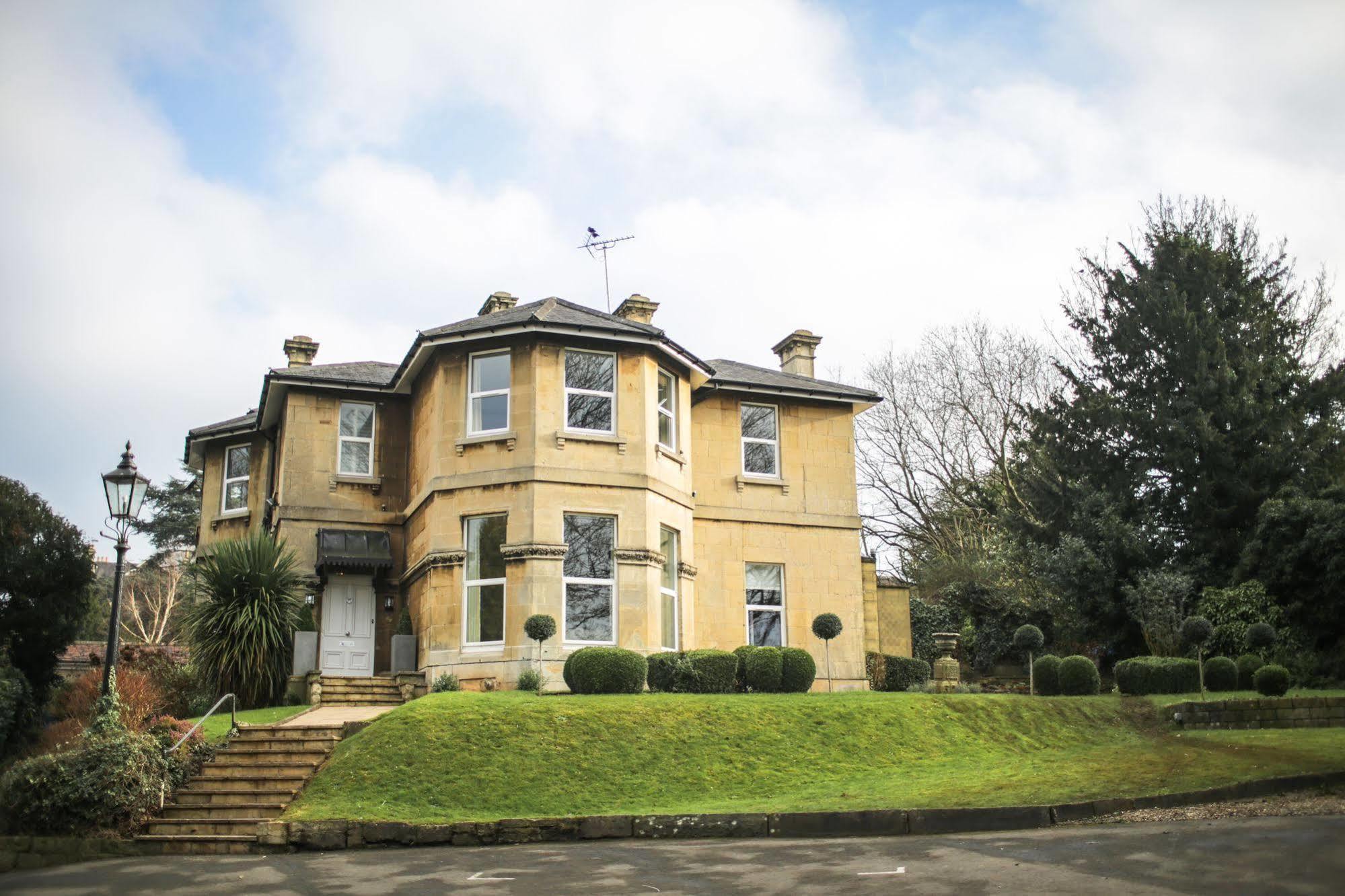 باث Leighton House - Boutique Guesthouse المظهر الخارجي الصورة The former vicarage of St. Mary's Church, now the home of the school's headmaster